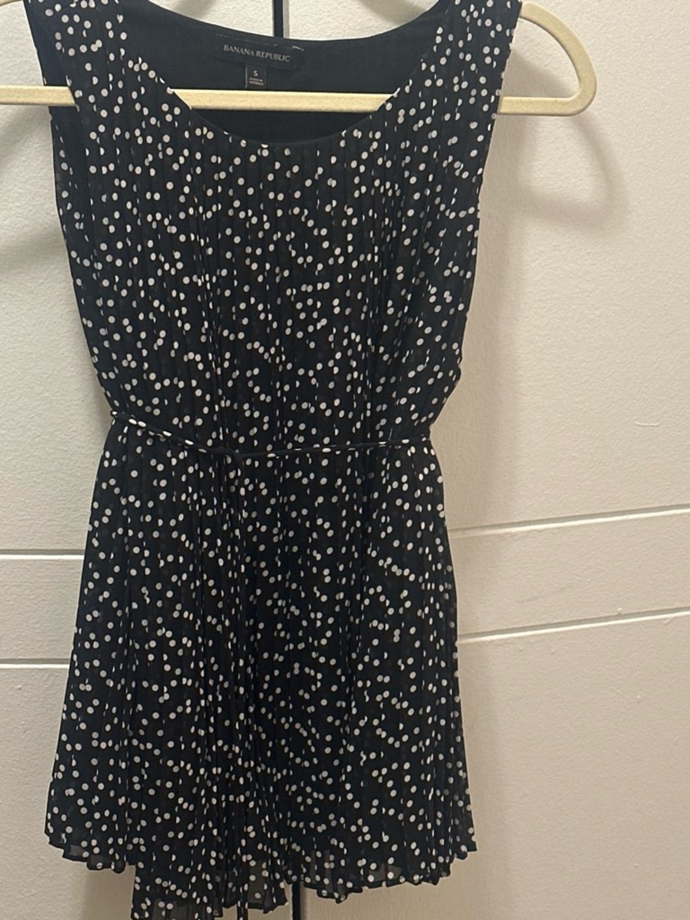 Banana Republic Black Polka Dot Pleated Sleeveless blouse